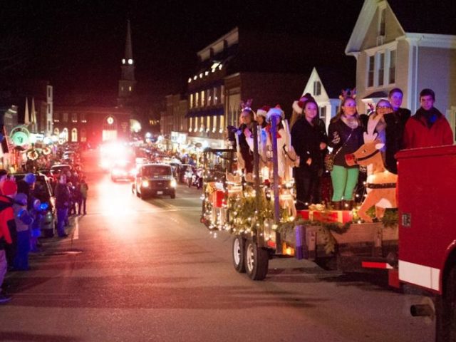 https://penobscotbaymaine.com/wp-content/uploads/2021/10/Christmas-by-the-sea-parade-640x480.jpg